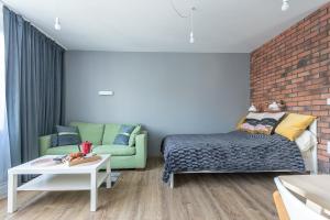 华沙Murano Art Home的一间卧室设有一张床和砖墙
