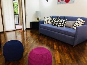 米兰SAY YES MILANO CITY LIFE的客厅配有蓝色的沙发和紫色地毯