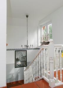 埃尔姆斯霍恩Gästehaus Vigliarolo的吊灯的白色楼梯