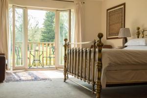 塞得利斯坎贝斯德尔斯姆高尔夫酒店的一间卧室设有一张床,享有阳台的景色