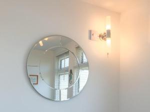 达特茅斯Hi-De-Hi Chalet 111的墙上的圆形镜子,走廊