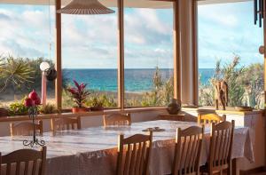 圣港Theresia's的一间设有桌子的海景用餐室
