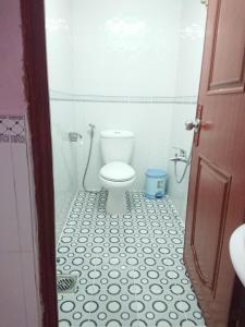 芹苴Hostel Garnet的浴室设有卫生间,铺有黑白瓷砖地板。