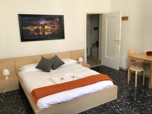 维罗纳A due passi da Giulietta-Casa Capuleti的一间卧室配有一张带白色床单和橙色毯子的床。