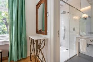 里斯本圣地亚哥阿尔法玛 - 精品酒店的带淋浴、盥洗盆和镜子的浴室