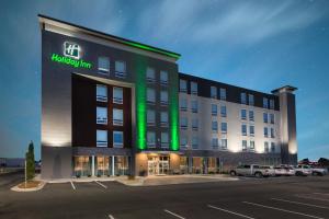格林维尔Holiday Inn Greenville - Woodruff Road, an IHG Hotel的前面有一个绿色标志的酒店