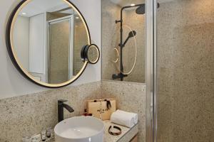 巴黎PEPPER & PAPER Apartments的一间带水槽和镜子的浴室