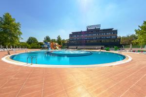 LadikHilas Thermal Resort Spa & Aqua的大楼前的大型游泳池