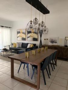 拉罗马纳2 Bedrooms 3 Bath apt. @ La Marina, Casa De Campo的客厅配有桌子和沙发