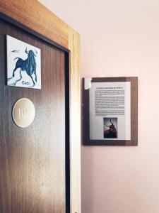 蒙塔莱格里Casa Machado的墙上挂着一幅马的照片的门