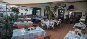 格拉斯许特Hotel & Restaurant Zum Deutschen Haus的一间设有蓝色和白色桌椅的餐厅
