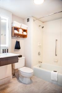 斯普林菲尔德Extended Stay America Suites Springfield的浴室配有卫生间、盥洗盆和浴缸。