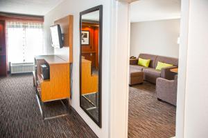 斯普林菲尔德Extended Stay America Suites Springfield的酒店客房设有镜子和客厅