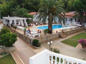 VromolimnosVilla Christina Skiathos的享有带游泳池的度假村的空中景致