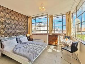 布达佩斯Rumbach Terrace Apartment的一间卧室配有一张床、一把椅子和窗户。