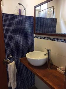 新帕尔米拉ROSALIMON的浴室设有白色水槽和镜子