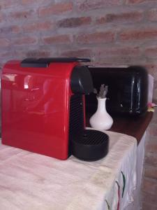 新帕尔米拉ROSALIMON的桌子上的一个红色和黑色的烤面包机