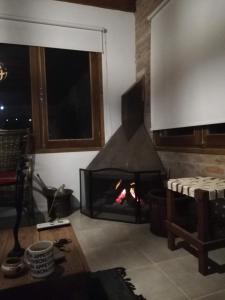 新帕尔米拉ROSALIMON的带壁炉的客厅