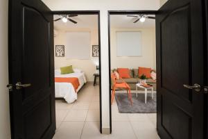 马那瓜Verona ApartHotel的一间卧室配有一张床,另一间卧室配有沙发。