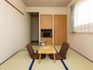 石卷市Tabist Business Ryokan Duck Ishinomaki Hebita的一间带桌椅的用餐室