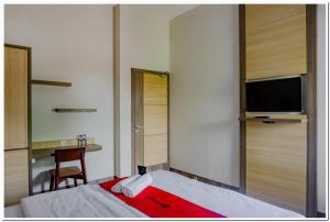 RedDoorz near Jogja City Mall 4的电视和/或娱乐中心