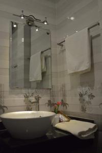 Tuy PhongMui Tau Hotel Phan Ri Cua的浴室设有白色水槽和镜子