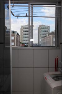 乌贝拉巴Apartamento Aeroporto/ Uniube的浴室设有市景窗户。