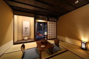 京都松叶家旅馆的客房设有桌椅和窗户。