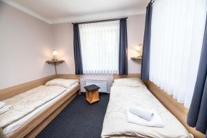 伊钦斯卡尼梅斯托公园酒店的客房设有两张床和窗户。