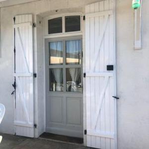 Oradour-FanaisGîte des Roses的房屋内有窗户的白色门