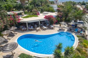 阿吉奥斯普罗科皮奥斯Kavos Hotel Naxos的享有度假村游泳池的顶部景致