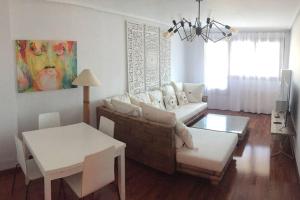 巴拉卡Precioso apartamento cerca de Bilbao Exhibition Center -BEC-, Bilbao y playas的客厅配有沙发和桌子