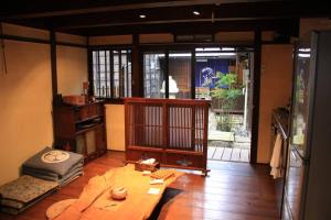 飞騨市Onoan的一间带桌子的客厅和一间带窗户的房间