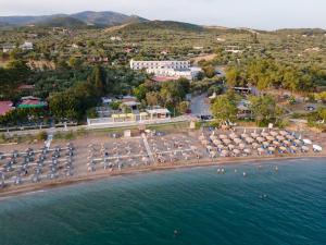 亚历山德鲁波利斯克里奥酒店的享有海滩的空中景色,配有遮阳伞和水