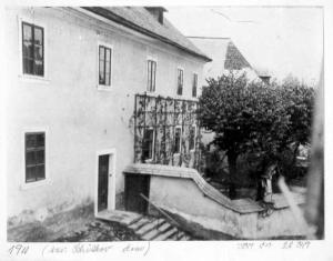 班斯卡 - 什佳夫尼察Hostel Skautský dom的一张旧黑白相间的建筑照片