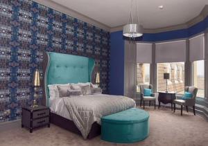 博内斯里士满公园酒店的一间卧室设有一张床和蓝色的墙壁