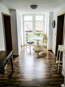 德根多夫Zur Dorfschänke DEGGENDORF Ferienwohnung,Apartment, Hotelzimmer的客厅配有桌子和桌椅