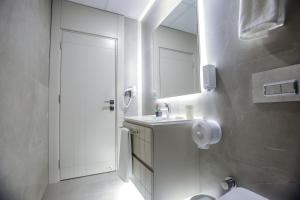 安塔利亚Stile Suite Family Hotel的白色的浴室设有水槽和镜子