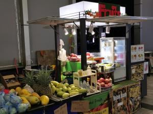 莎阿南Vista Alam Studio Units - Pool, food court的水果摊,上面有水果和蔬菜