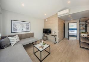米欧纳Gava Waterman Milna Resort – All Inclusive的带沙发和电视的客厅