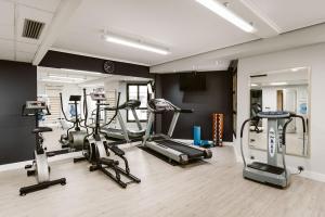 毕尔巴鄂阿万多酒店的健身房设有数台跑步机和椭圆机