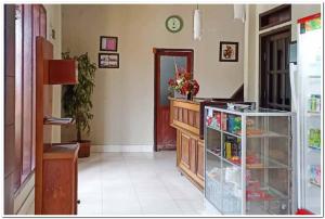 巴厘巴板Mahkota Intan Syariah Balikpapan RedPartner的走廊上设有1间带橱柜和门的房间