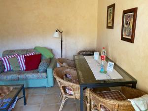 吉亚德伊索拉Casa Verde的客厅配有桌椅和沙发