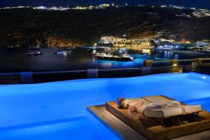 普拉迪斯亚罗斯尼萨基精品酒店的酒店游泳池享有海港景色