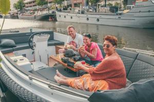 鹿特丹鹿特丹水上酒店的一群人坐在水中的船里