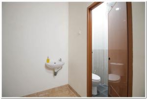 雅加达RedDoorz Syariah @ Jatinegara的一间带卫生间和水槽的浴室
