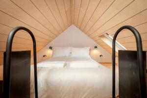埃利The Cupboard , Cosy Weavers Cottage , Wood Burner的配有木制天花板的客房内的白色床