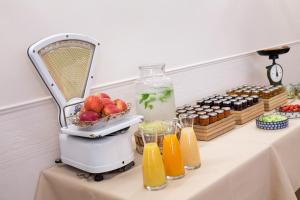 卢森堡Hotel Perrin - former Carlton的桌上的搅拌机,配以水果和果汁