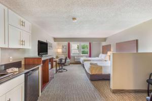 戈勒姆Quality Inn & Suites的酒店客房带一张床和一个厨房