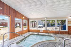 戈勒姆Quality Inn & Suites的带窗户的客房内的热水浴池